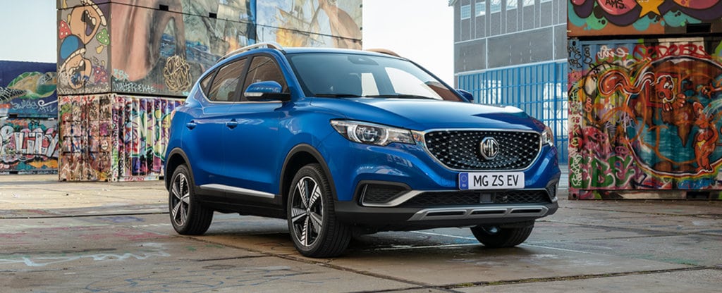 MG ZS EV blå i bymiljø