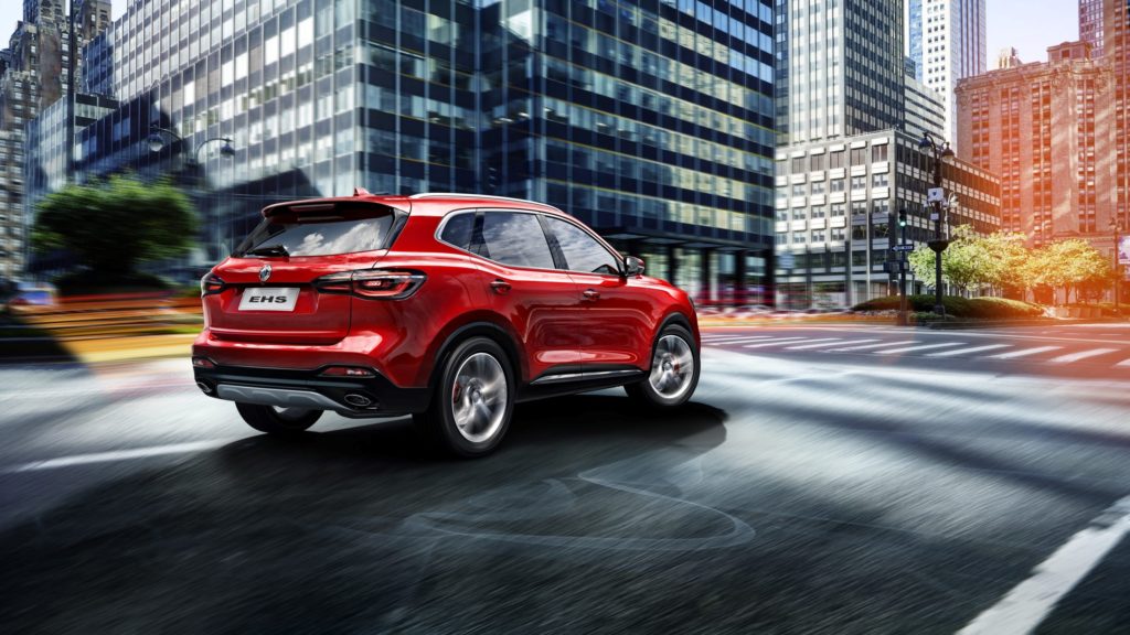 Rød MG EHS ladbar hybrid i byen