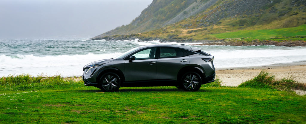 Nissan ARIYA ved sjøen