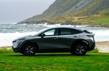 Nissan ARIYA ved sjøen